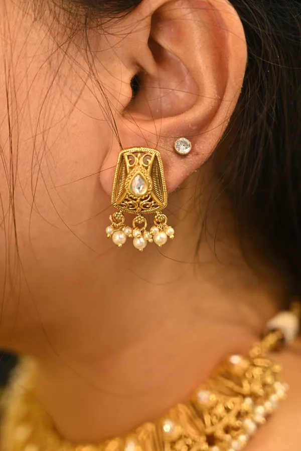 Golden_Finish_Silver_Foil_Embedded_Kundan_Necklace_Set_For_Women