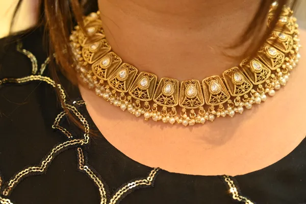 Golden_Finish_Silver_Foil_Embedded_Kundan_Necklace_Set_For_Women