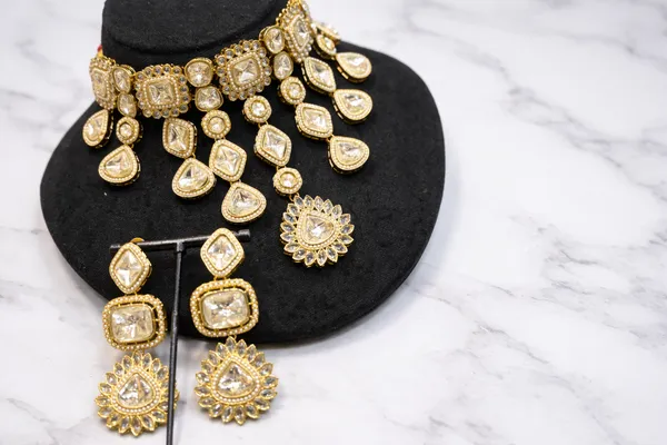 Golden_Finish_Royal_Classic_Kundan_Necklace_Set_For_Women