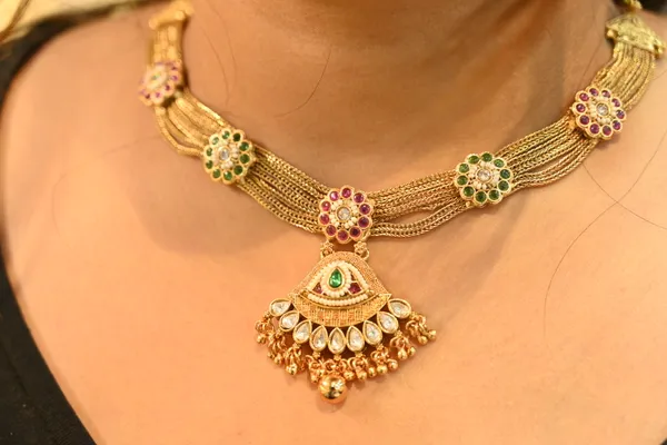 Golden_Finish_Premium_Look_Kundan_Statement_Necklace_For_Women
