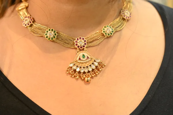 Golden_Finish_Premium_Look_Kundan_Statement_Necklace_For_Women