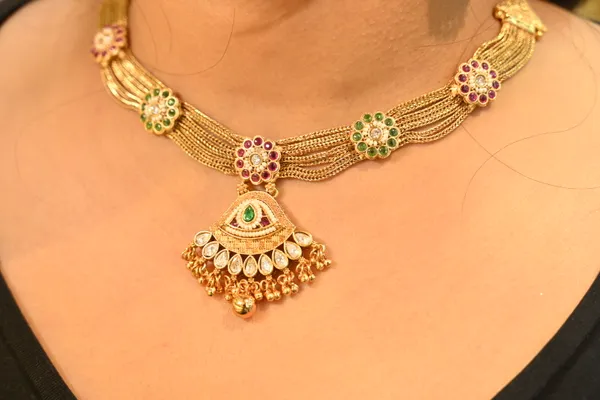 Golden_Finish_Premium_Look_Kundan_Statement_Necklace_For_Women