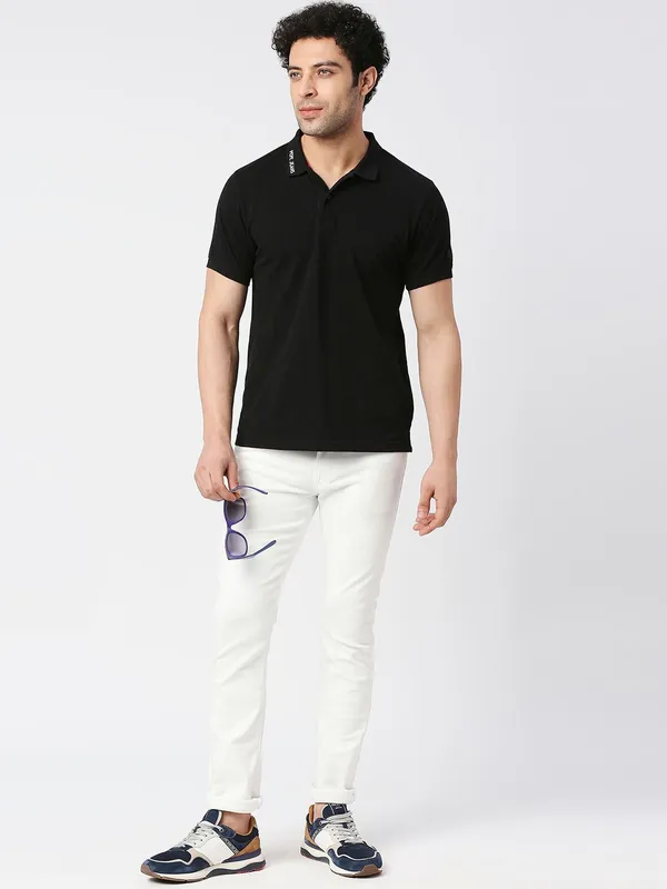 White_Cotton_Blend_Slim_Mid_Rise_Jeans_For_Men