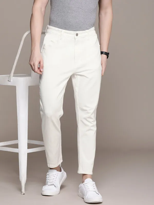White_Cotton_Blend_Slim_Mid_Rise_Jeans_For_Men