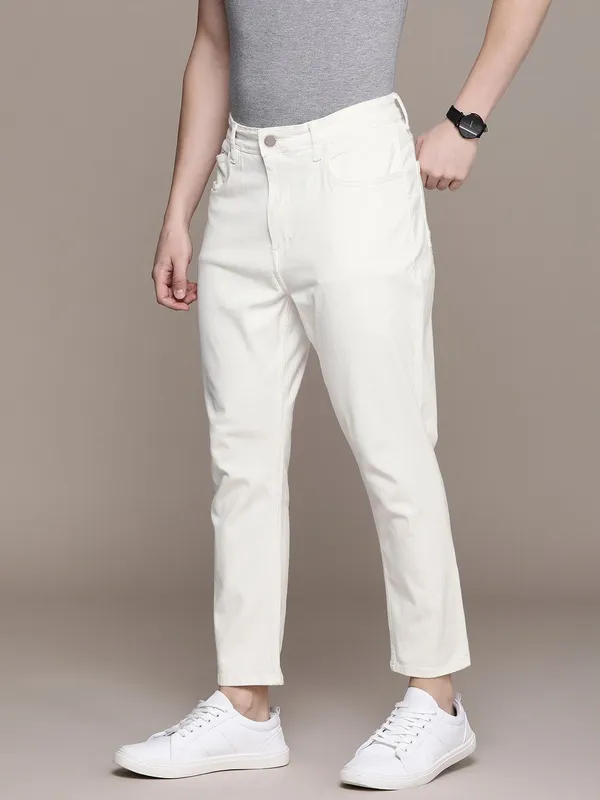 White_Cotton_Blend_Slim_Mid_Rise_Jeans_For_Men
