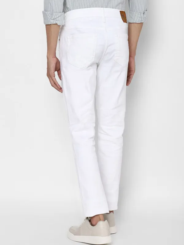 White_Cotton_Blend_Slim_Mid_Rise_Jeans_For_Men