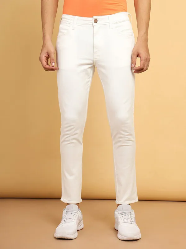 White_Cotton_Blend_Slim_Mid_Rise_Jeans_For_Men