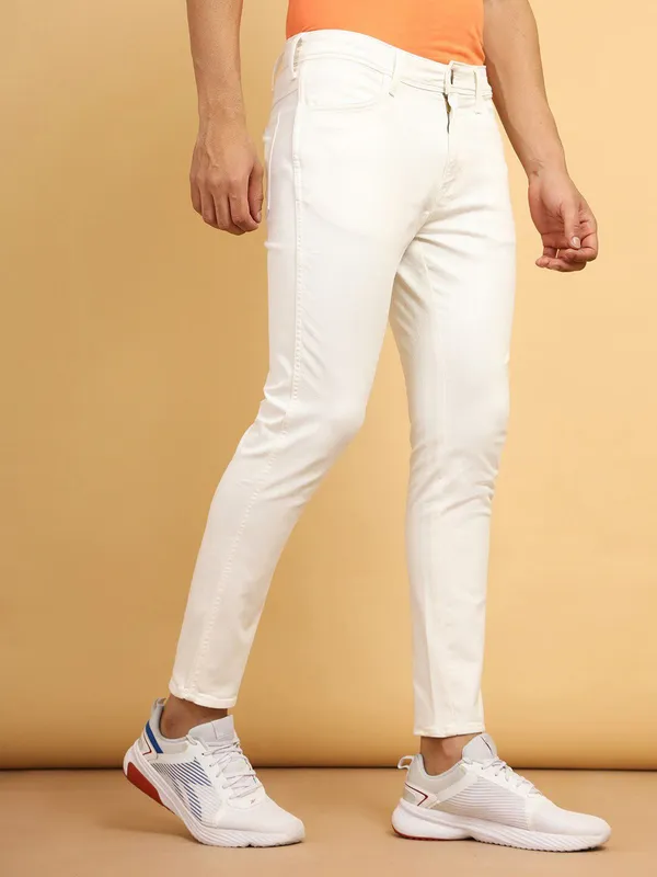 White_Cotton_Blend_Slim_Mid_Rise_Jeans_For_Men