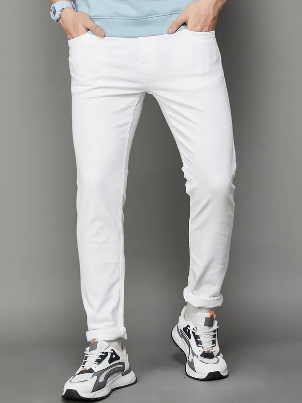 White_Cotton_Blend_Slim_Mid_Rise_Jeans_For_Men