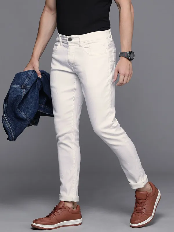 White_Cotton_Blend_Slim_Mid_Rise_Jeans_For_Men