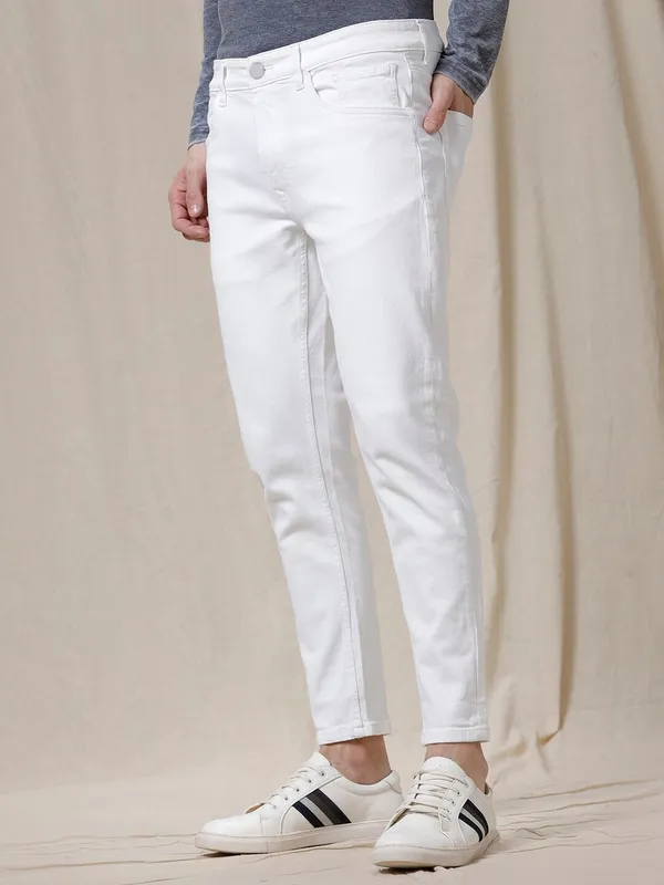 White_Cotton_Blend_Slim_Mid_Rise_Jeans_For_Men