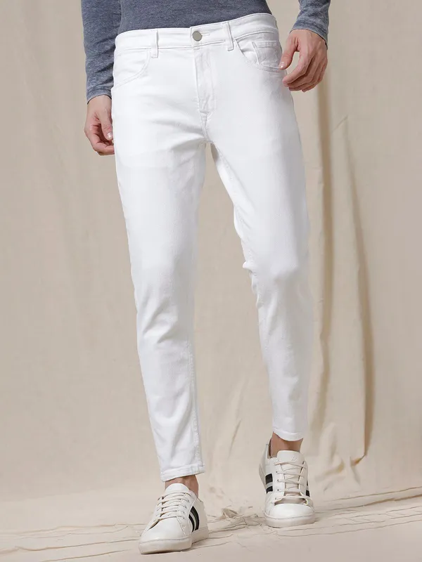White_Cotton_Blend_Slim_Mid_Rise_Jeans_For_Men