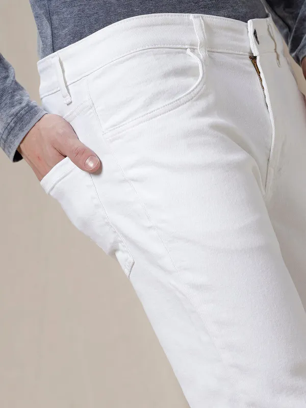 White_Cotton_Blend_Slim_Mid_Rise_Jeans_For_Men