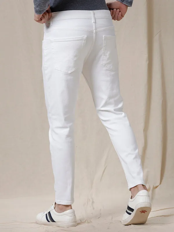 White_Cotton_Blend_Slim_Mid_Rise_Jeans_For_Men