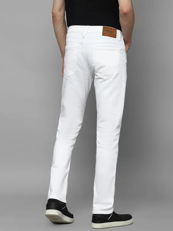 White_Cotton_Blend_Slim_Mid_Rise_Jeans_For_Men