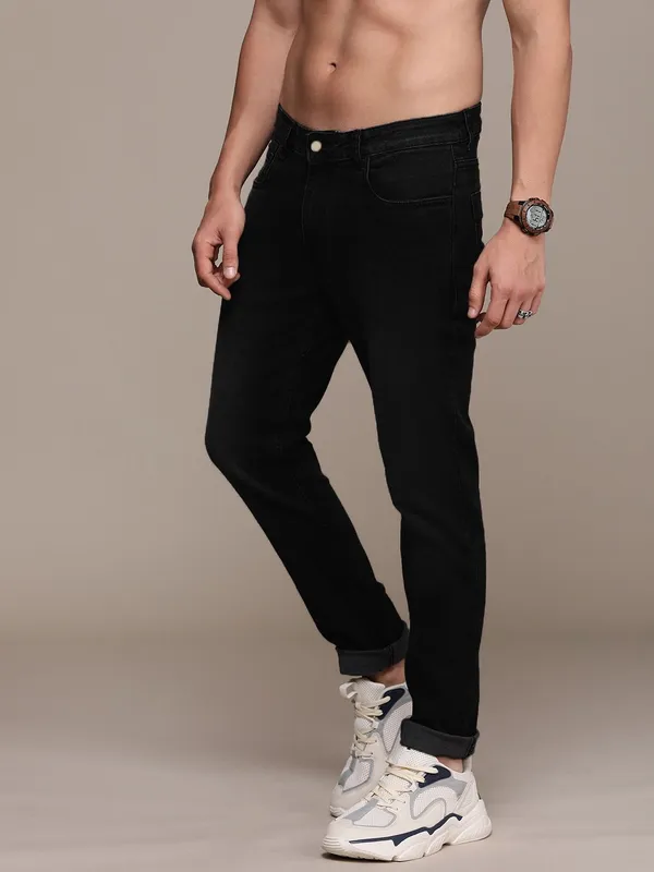Black_Cotton_Blend_Jogger_Fit_Mid_Rise_Jeans_For_Men