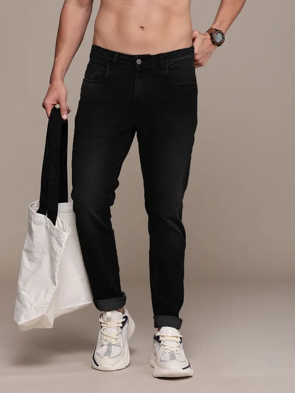 Black_Cotton_Blend_Jogger_Fit_Mid_Rise_Jeans_For_Men