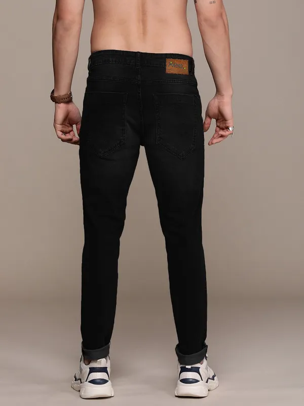 Black_Cotton_Blend_Jogger_Fit_Mid_Rise_Jeans_For_Men