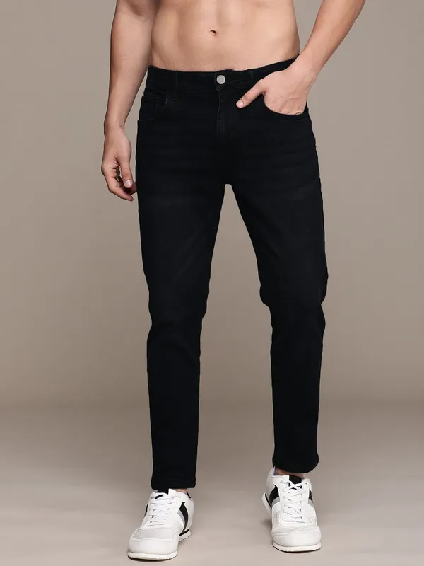 Black_Cotton_Blend_Jogger_Fit_Mid_Rise_Jeans_For_Men