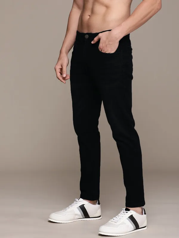 Black_Cotton_Blend_Jogger_Fit_Mid_Rise_Jeans_For_Men