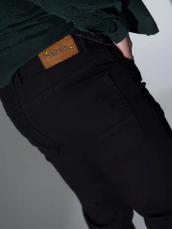 Black_Cotton_Blend_Jogger_Fit_Mid_Rise_Jeans_For_Men