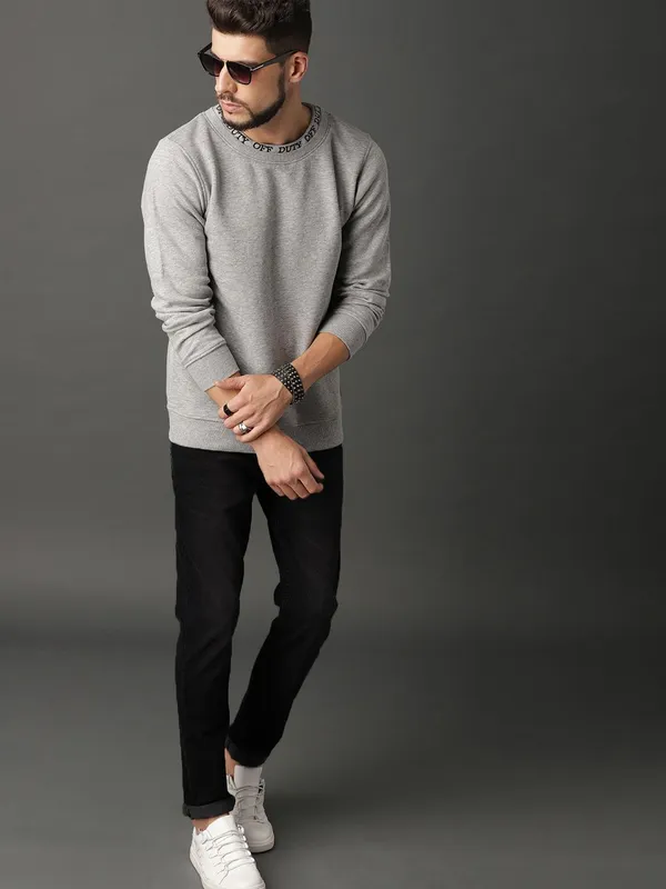 Black_Cotton_Blend_Jogger_Fit_Mid_Rise_Jeans_For_Men