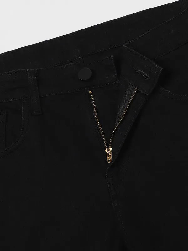 Black_Cotton_Blend_Jogger_Fit_Mid_Rise_Jeans_For_Men