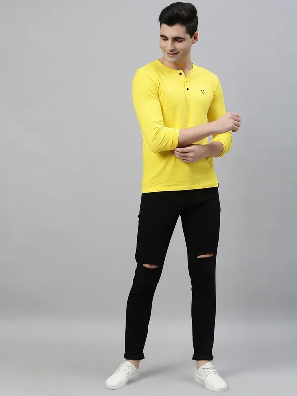 Black_Cotton_Blend_Jogger_Fit_Mid_Rise_Jeans_For_Men