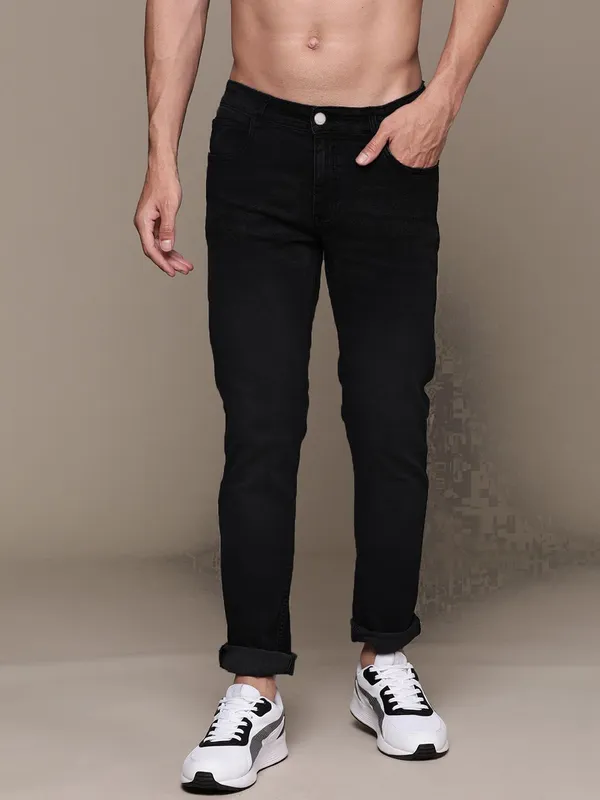 Black_Cotton_Blend_Jogger_Fit_Mid_Rise_Jeans_For_Men