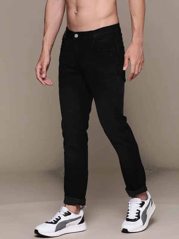 Black_Cotton_Blend_Jogger_Fit_Mid_Rise_Jeans_For_Men