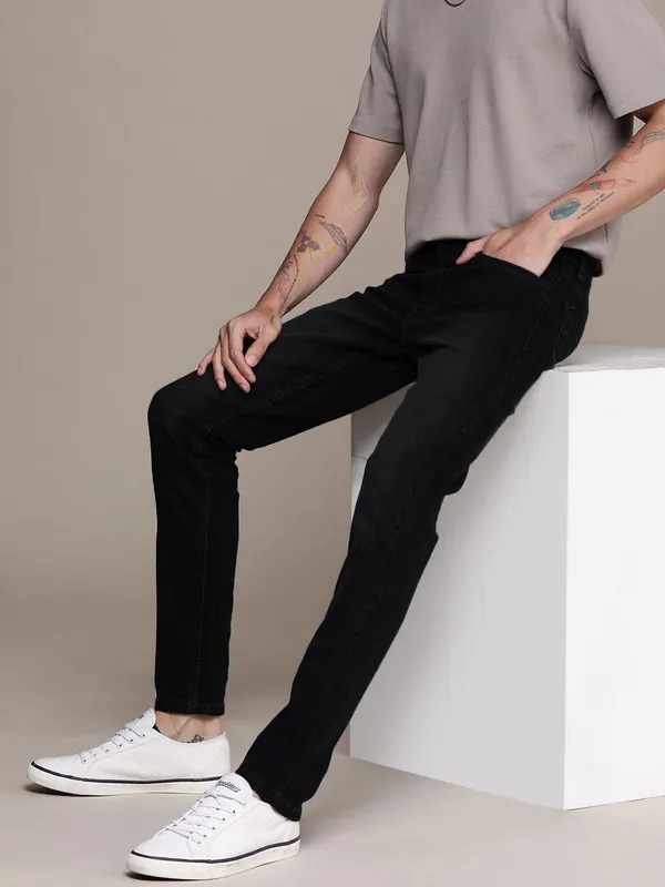 Black_Cotton_Blend_Jogger_Fit_Mid_Rise_Jeans_For_Men