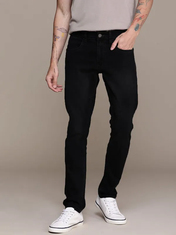 Black_Cotton_Blend_Jogger_Fit_Mid_Rise_Jeans_For_Men