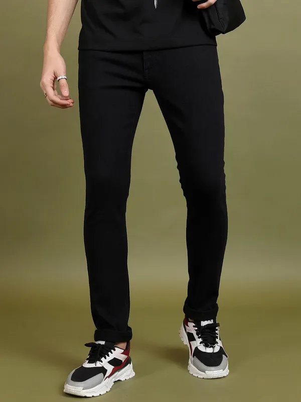 Black_Cotton_Blend_Jogger_Fit_Mid_Rise_Jeans_For_Men