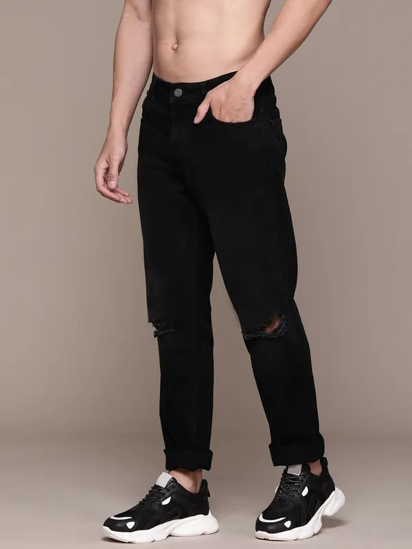 Black_Cotton_Blend_Jogger_Fit_Mid_Rise_Jeans_For_Men