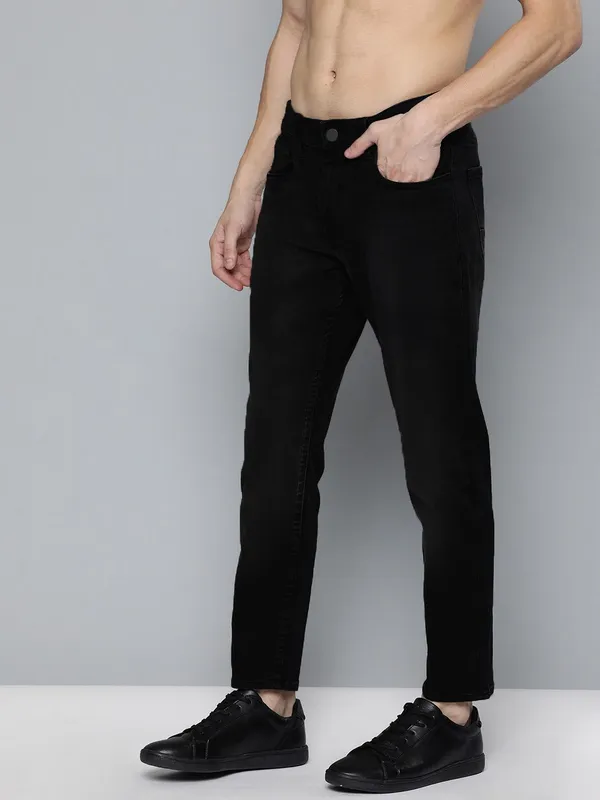 Black_Cotton_Blend_Jogger_Fit_Mid_Rise_Jeans_For_Men