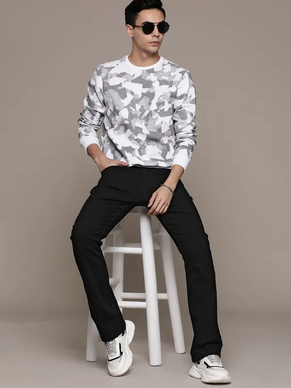 Black_Cotton_Blend_Jogger_Fit_Mid_Rise_Jeans_For_Men