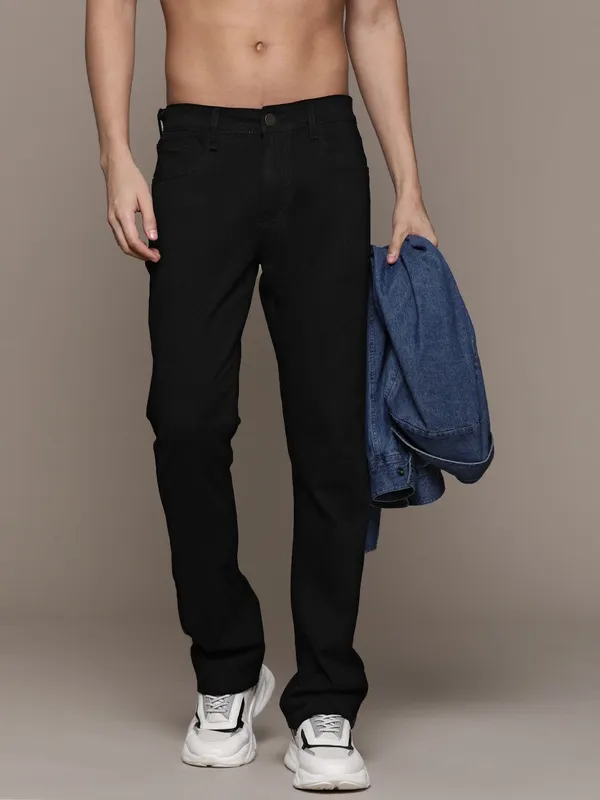 Black_Cotton_Blend_Jogger_Fit_Mid_Rise_Jeans_For_Men