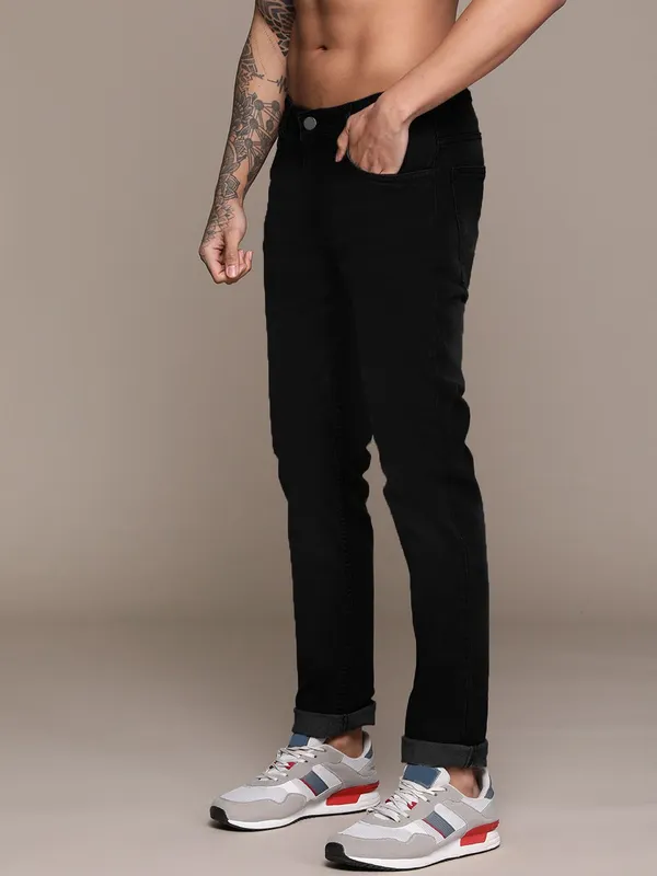 Black_Cotton_Blend_Jogger_Fit_Mid_Rise_Jeans_For_Men