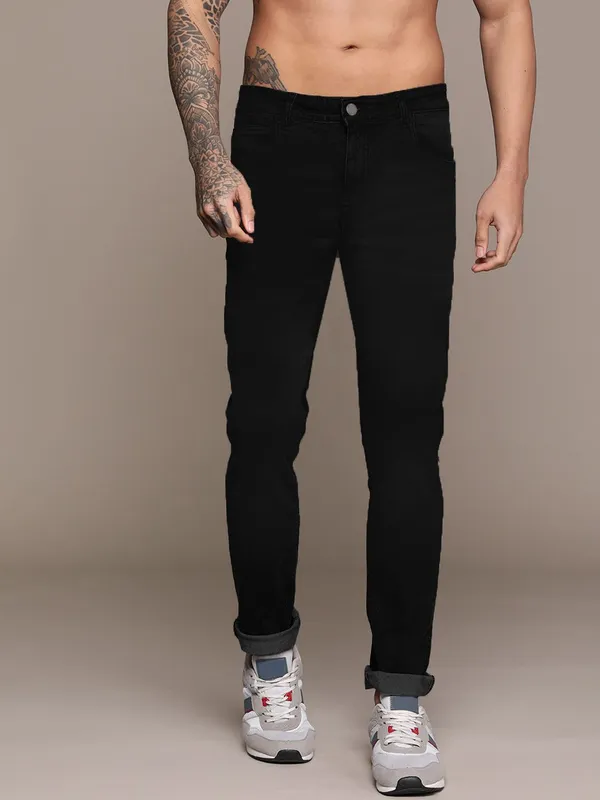 Black_Cotton_Blend_Jogger_Fit_Mid_Rise_Jeans_For_Men