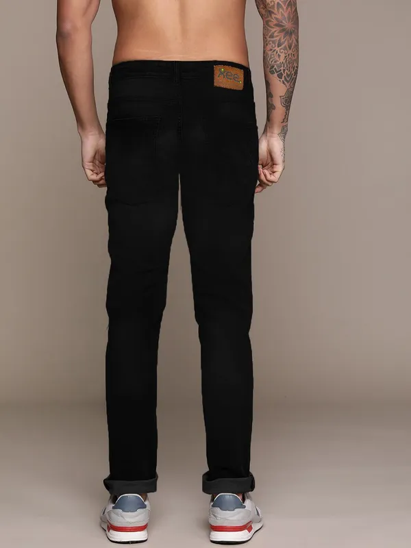 Black_Cotton_Blend_Jogger_Fit_Mid_Rise_Jeans_For_Men