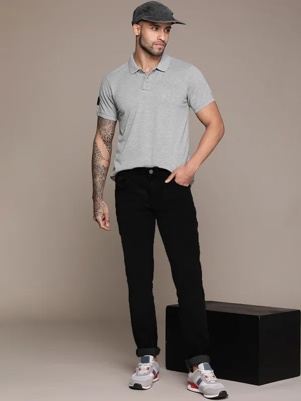 Black_Cotton_Blend_Jogger_Fit_Mid_Rise_Jeans_For_Men