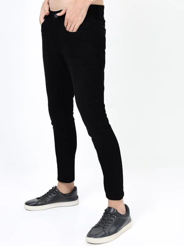 Black_Cotton_Blend_Jogger_Fit_Mid_Rise_Jeans_For_Men