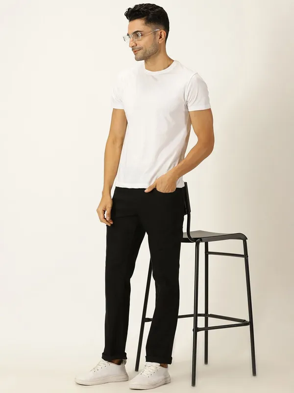 Black_Cotton_Blend_Jogger_Fit_Mid_Rise_Jeans_For_Men