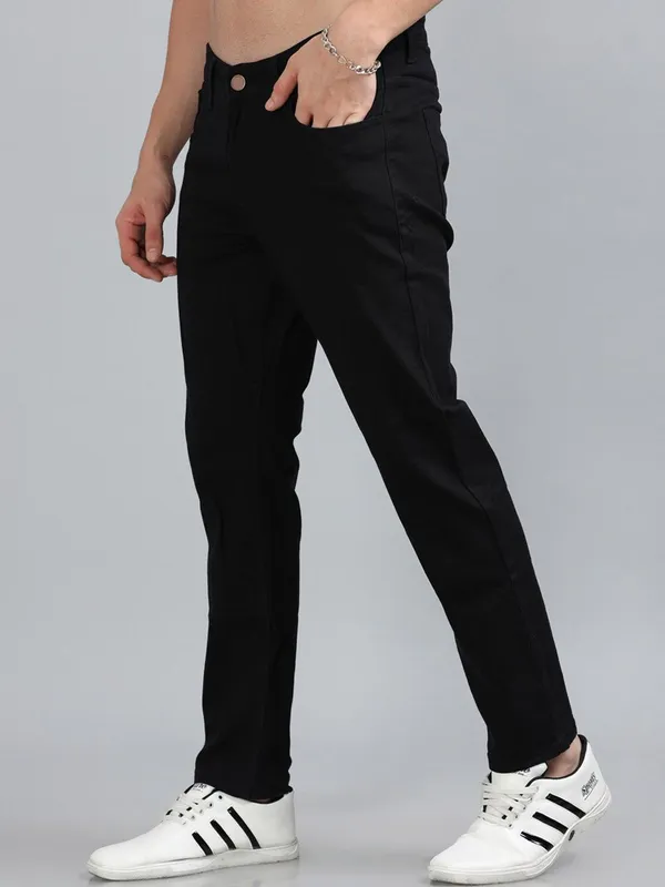 Black_Cotton_Blend_Jogger_Fit_Mid_Rise_Jeans_For_Men