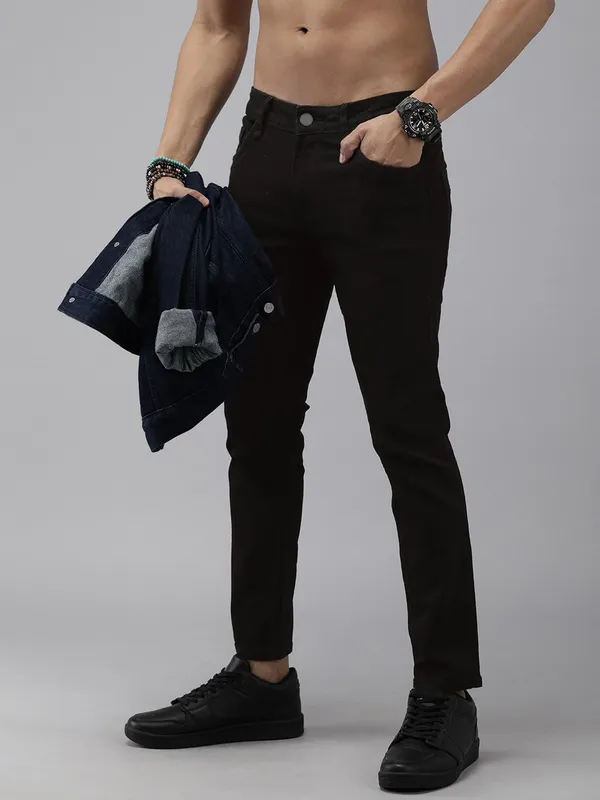 Black_Cotton_Blend_Jogger_Fit_Mid_Rise_Jeans_For_Men