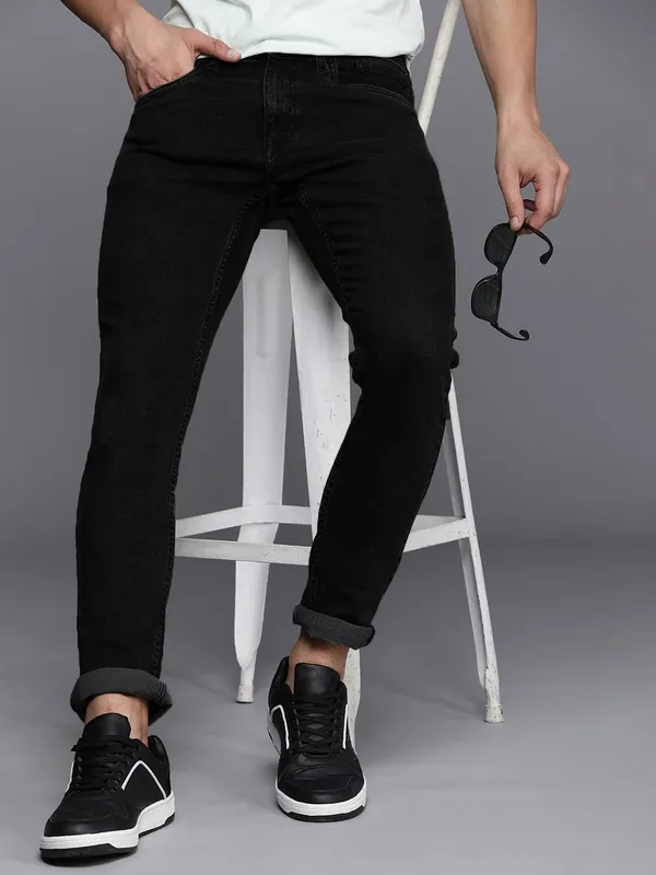 Black_Cotton_Blend_Jogger_Fit_Mid_Rise_Jeans_For_Men