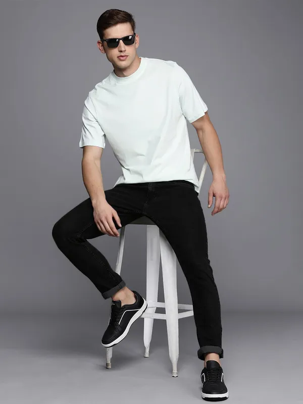 Black_Cotton_Blend_Jogger_Fit_Mid_Rise_Jeans_For_Men