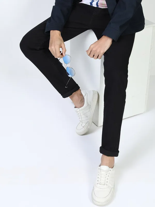 Black_Cotton_Blend_Jogger_Fit_Mid_Rise_Jeans_For_Men