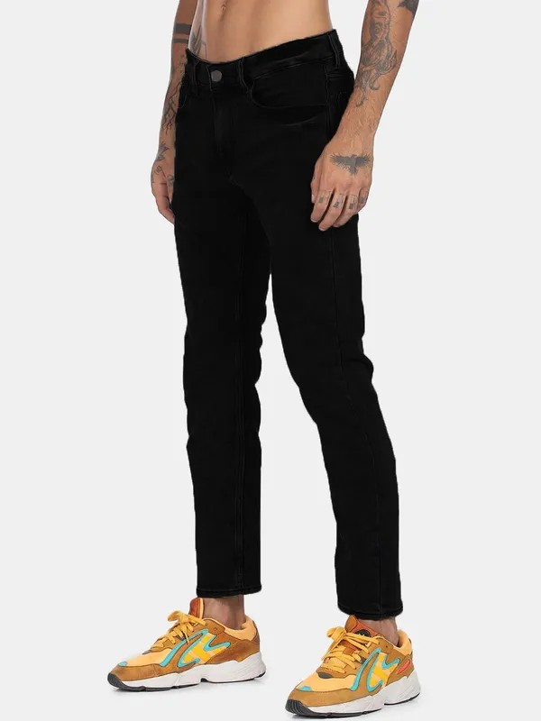 Black_Cotton_Blend_Jogger_Fit_Mid_Rise_Jeans_For_Men