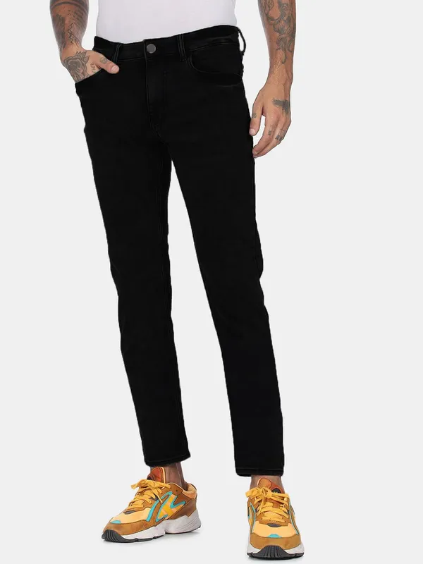 Black_Cotton_Blend_Jogger_Fit_Mid_Rise_Jeans_For_Men